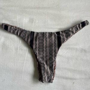 ACACIA Axel bottoms in Polynesia